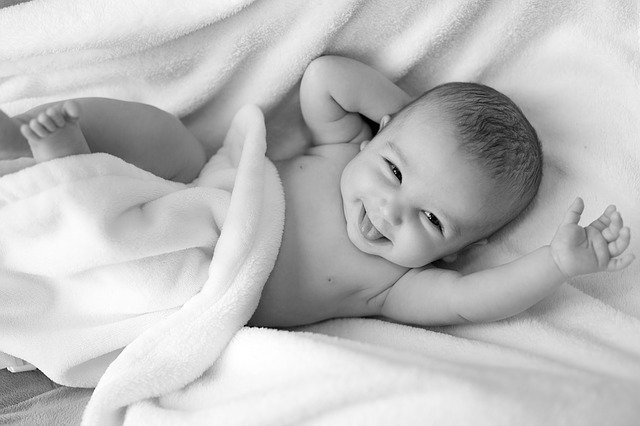 Productos que no pueden faltar en una canastilla para bebés