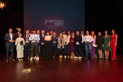 Ganadores Premisos AJEV 2023 junto a personalidades y patrocinadores