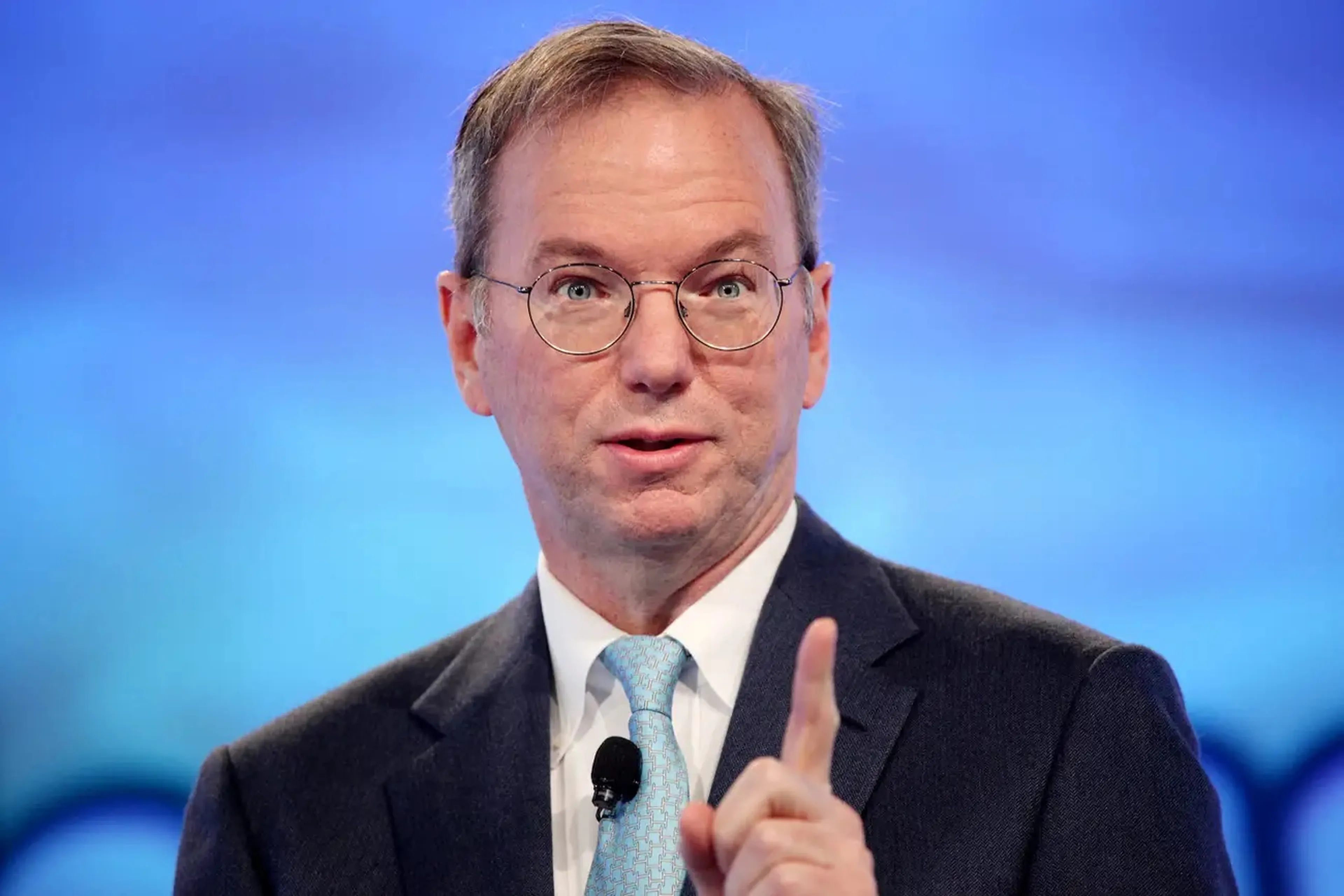 El Ex-CEO de Google Apuesta por M�s Centros de Datos para la IA: �El Fin de los Objetivos Clim�ticos?