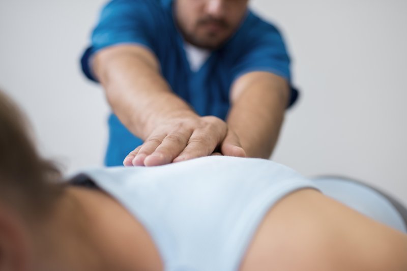 ¿Por qué mi cuerpo está rígido cada mañana? El motivo que muchas personas pasan por alto