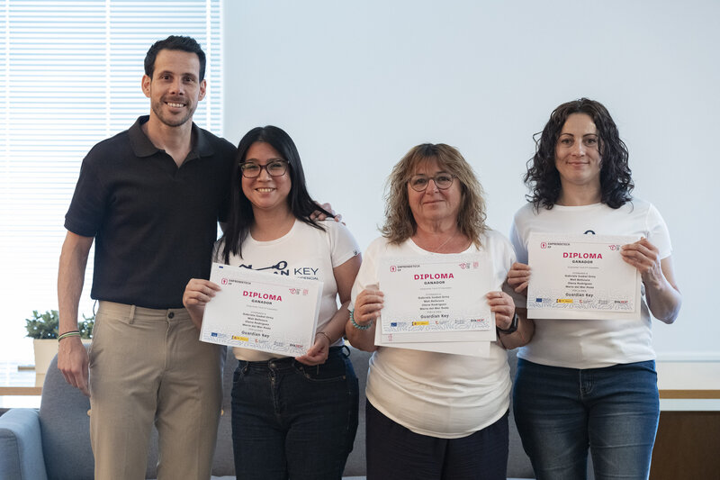 Gabriela Isabel Ortiz Boada, Mali Bellviure Esteller, Olena Rodríguez Solovey y María del Mar Roda Lluch, con Guardian Key (IES Coromines)