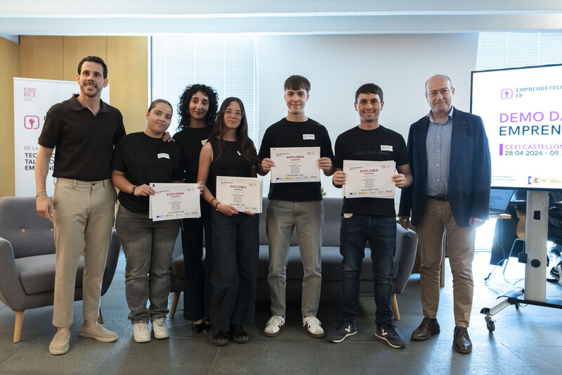 José Manuel Jiménez, Joel Fandos, Nerea Cerdà, Nerea García y Aya Ameskour, con el proyecto InnovaSport 360 (IES Joan Coromines)