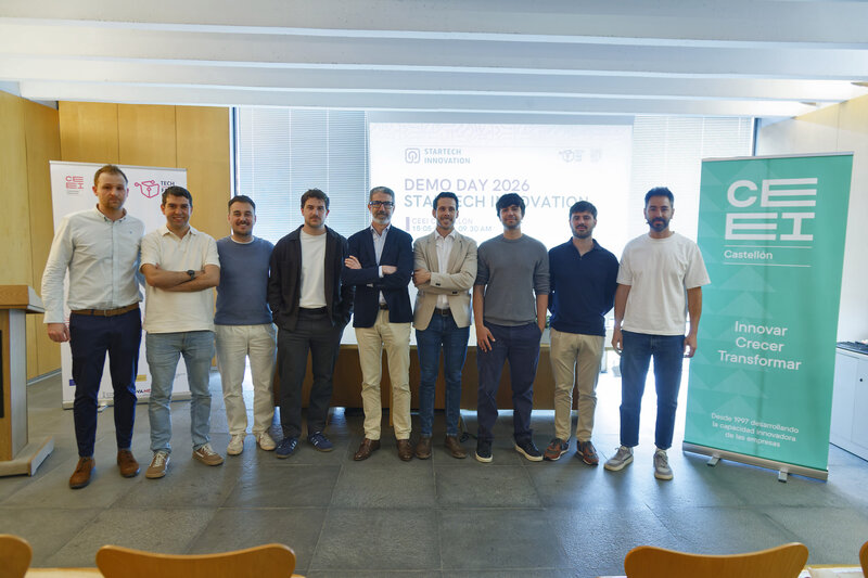 El director de CEEI Castellón, Justo Vellón, junto a las empresas participantes en el Demo Day de StarTech Innovation