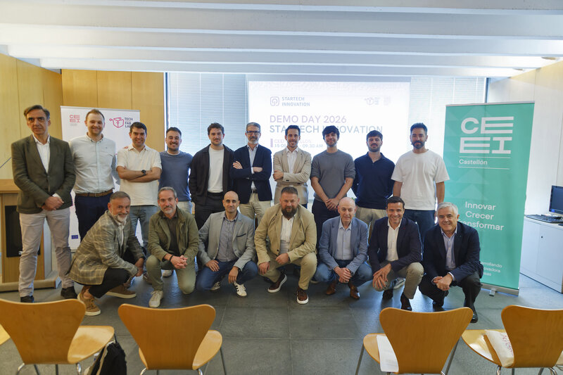 Las startups participantes junto al panel de expertos que dio feedback en la sesión