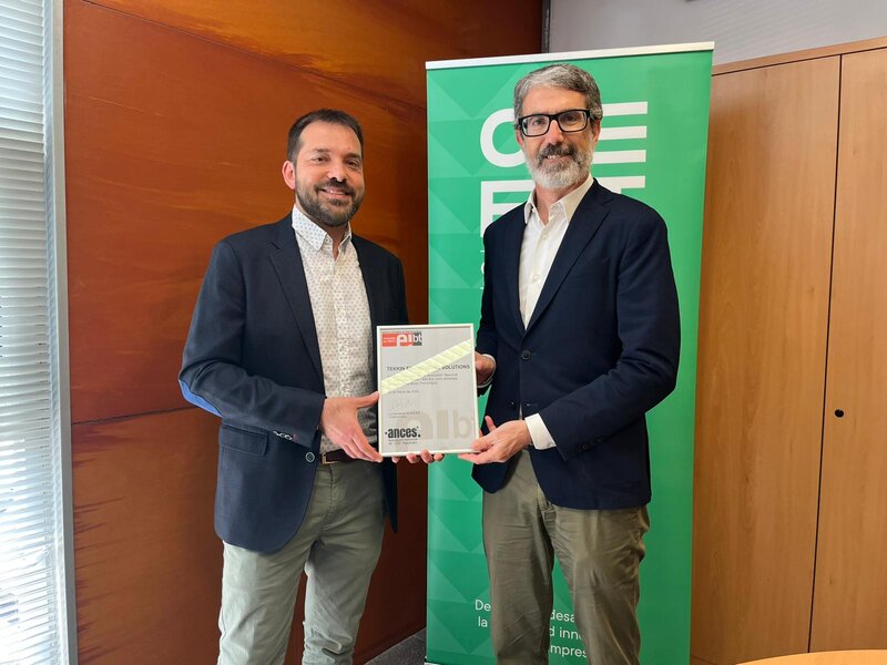 Justo Vell�n entrega el sello de EIBT a Ramiro Bonaque, CEO de Tekinn