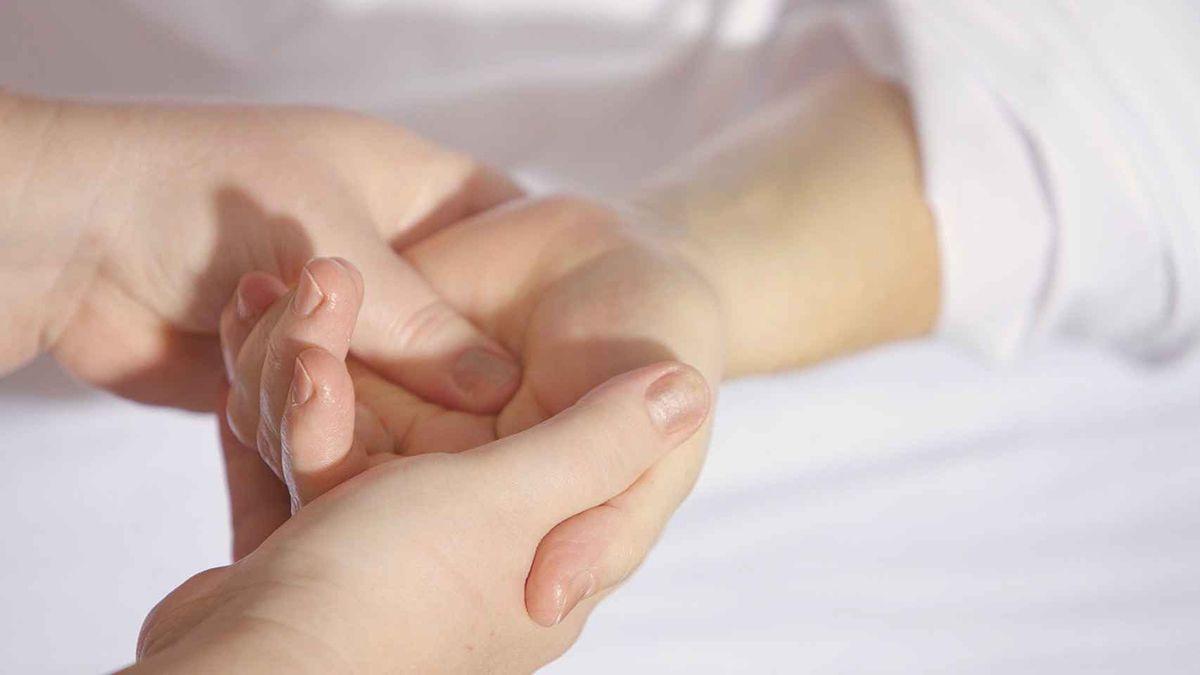 ¿Por qué se me duermen las manos? El síntoma que muchas personas están ignorando