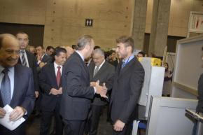 282 Alberto Fabra visita stands de empresas de reciente creacin