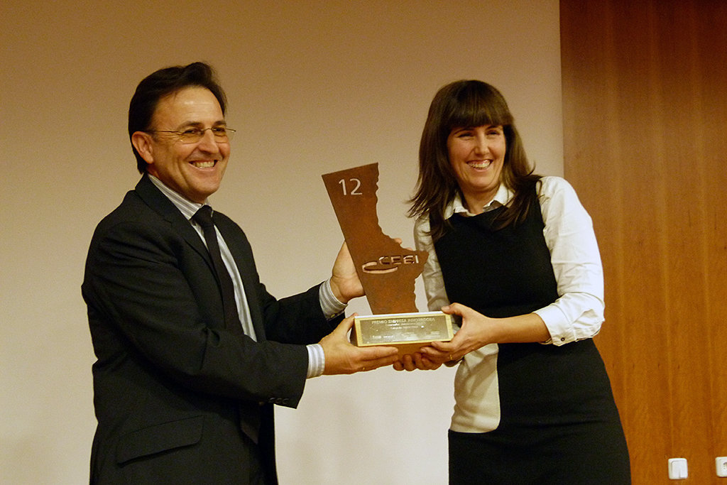 �ngela P�rez, Promotora y Gerente de Instituto de Medicina Gen�mica (IMEGEN) recogiendo el premio
