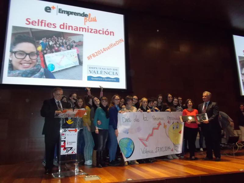 Entrega de premio mejor selfie dinaminazacin